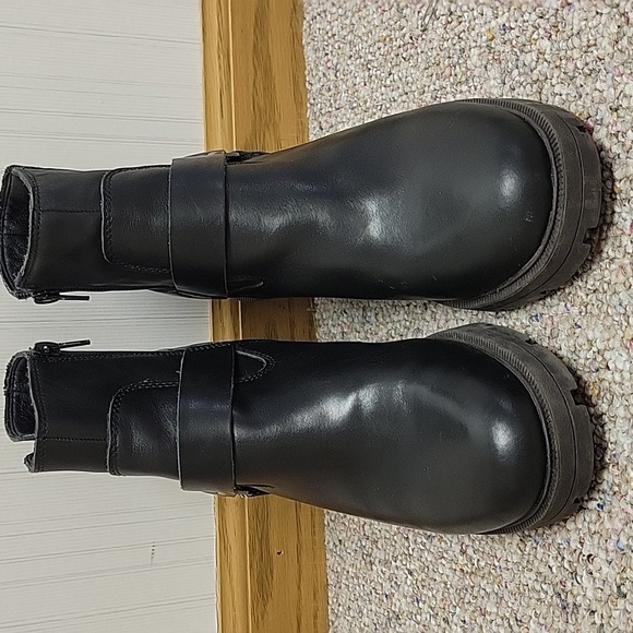 Lucky Brand Black Leather Soxton Side Zip Ankle Bootie Sz 9.5. chunky - Picture 2 of 7